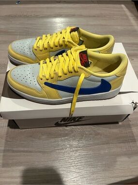 Nike WMN’s Low-Top Sneakers in Yellow and Blue